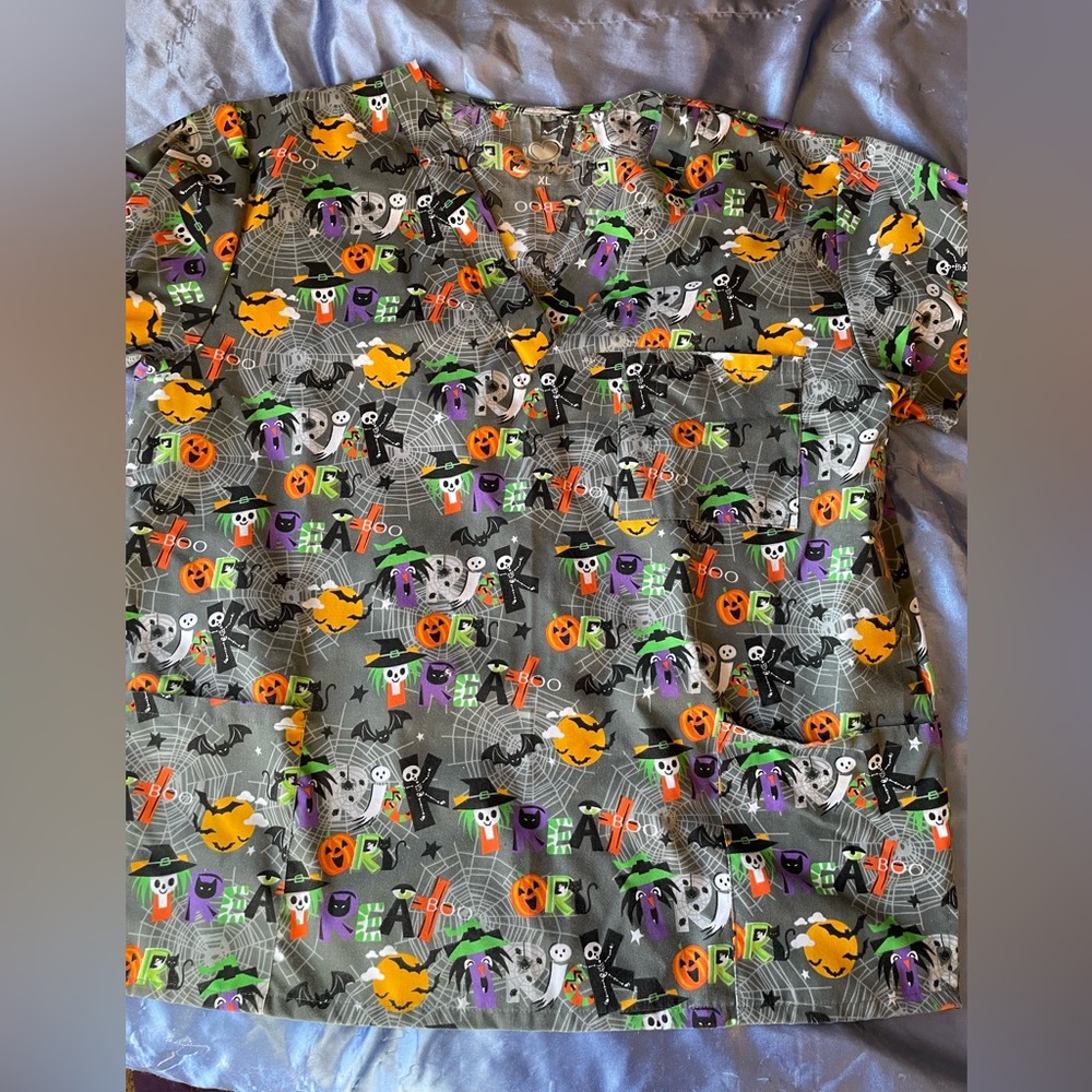 Women’s xl scrub top. Halloween theme. Barely worn